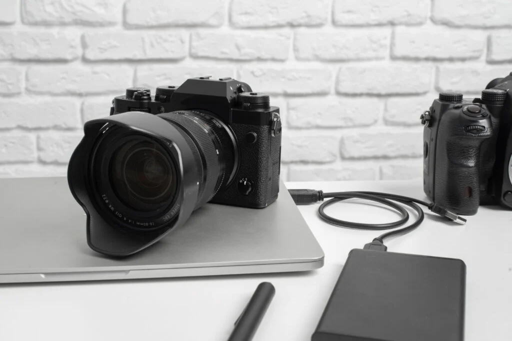 Différence entre un appareil reflex et un appareil hybride Difference between a reflex camera and a hybrid camera